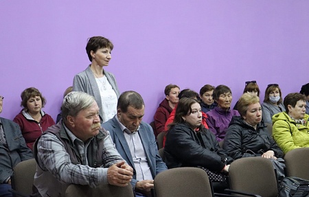 Глава Администрации МО "Володарский район" провел очередной прием граждан в селе Цветное 
